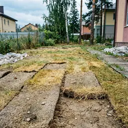 Пожелтевшие пластины рулона на неподготовленной глине